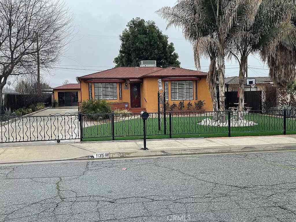 Homes For Sale - 1135 E Morton Place<br/> Hemet, CA 92543