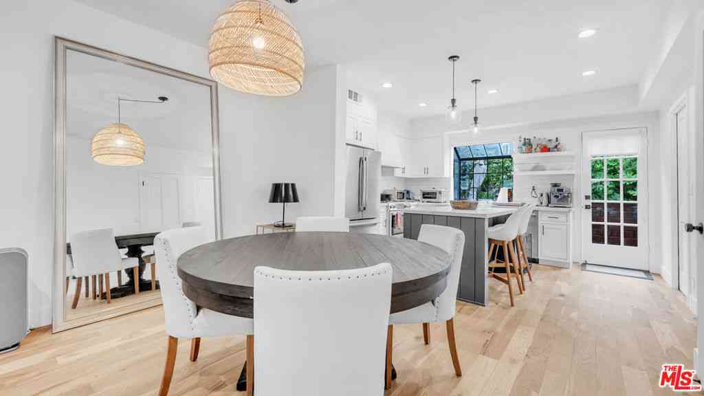 Condo For Sale - 202 San Vicente Boulevard #15<br/> Santa Monica, CA 90402