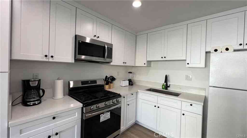 Condo For Rent - 1445 S Cloverdale Avenue #1<br/> Los Angeles, CA 90019
