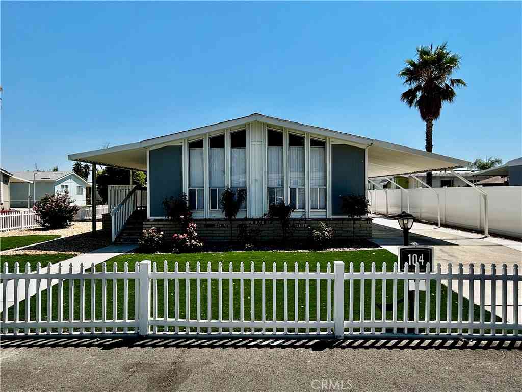 Mobile Home For Sale - 21100 State St #104<br/> San Jacinto, CA 92583