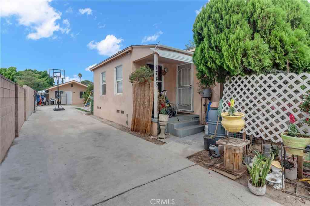 Homes For Sale - 7745 Radford Ave<br/> Los Angeles, CA 91605
