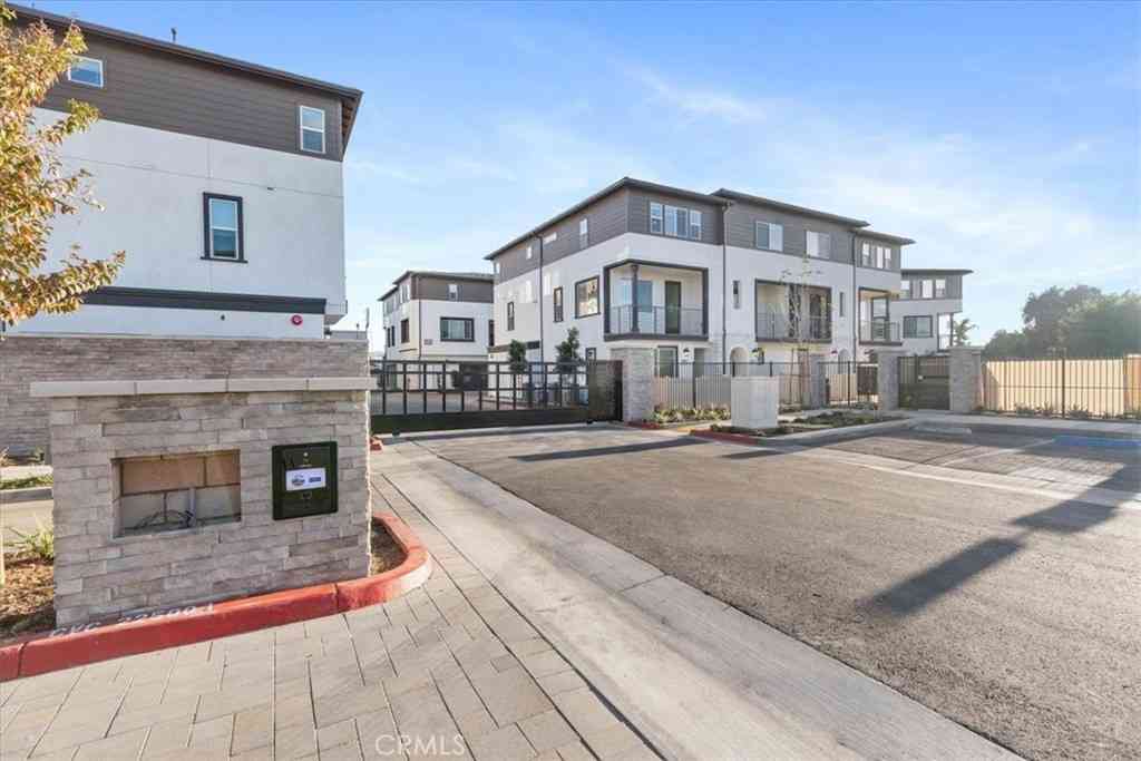 Townhouse For Sale - 9516 Hannah Way<br/> Riverside, CA 92503