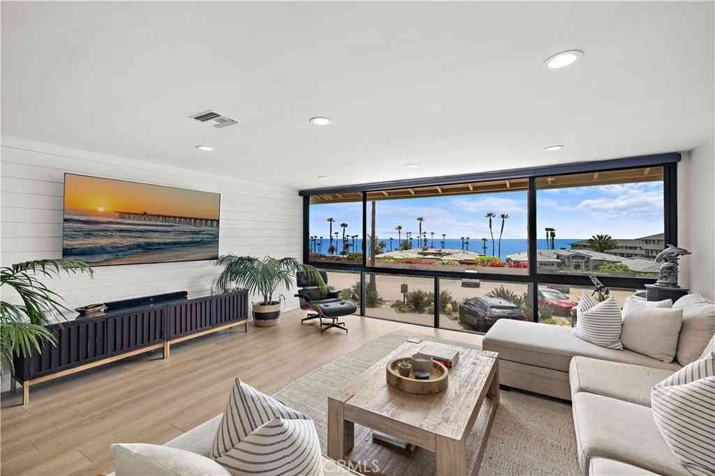 Townhouse For Rent - 20 Blue Lagoon<br/> Laguna Beach, CA 92651