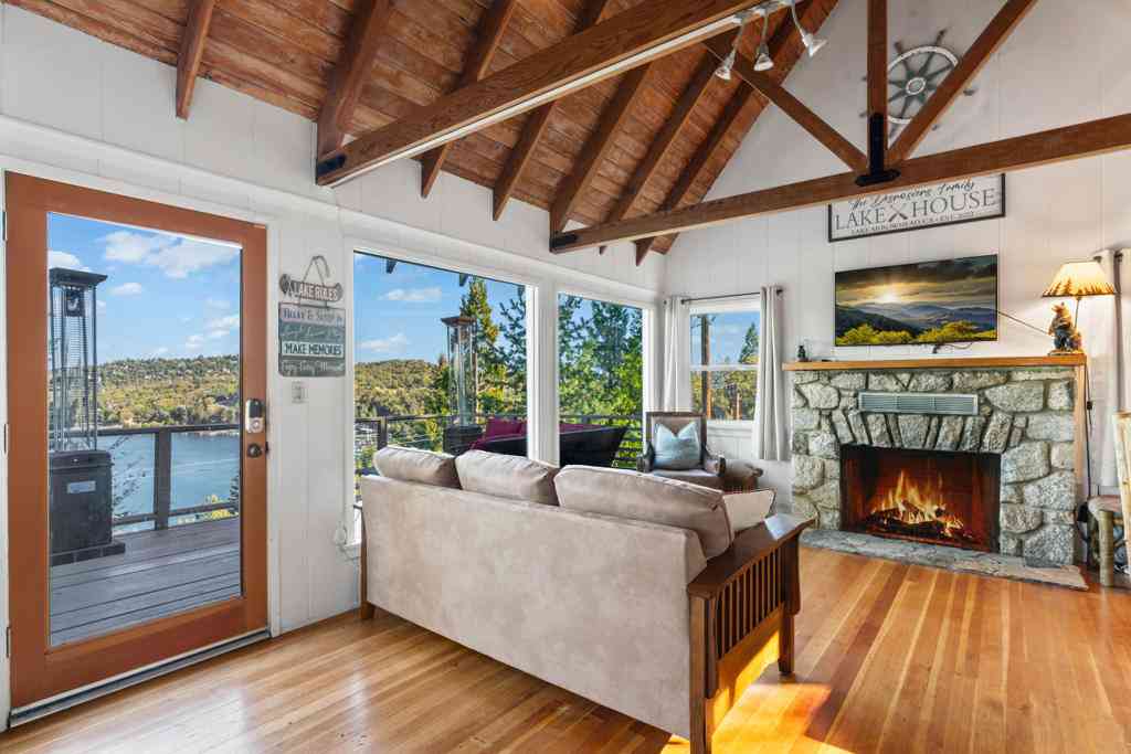 Homes For Sale - 347 Emerald Drive<br/> Lake Arrowhead, CA 92352