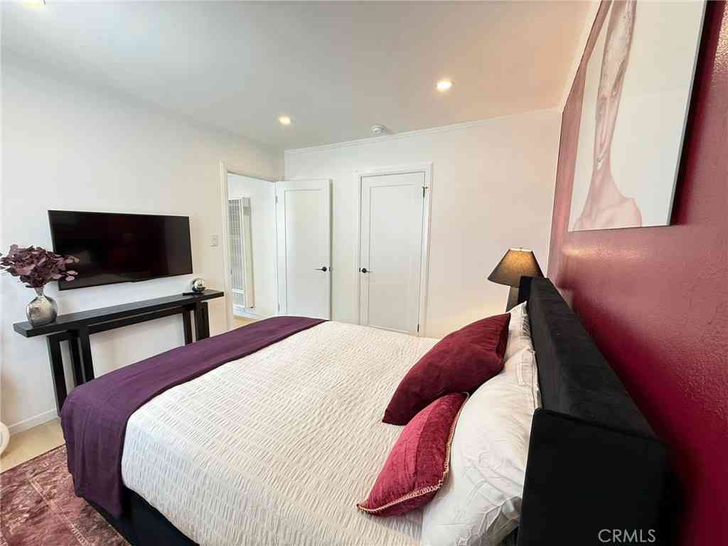 Condo For Rent - 1123 1/2 N Vista Street<br/> West Hollywood, CA 90046