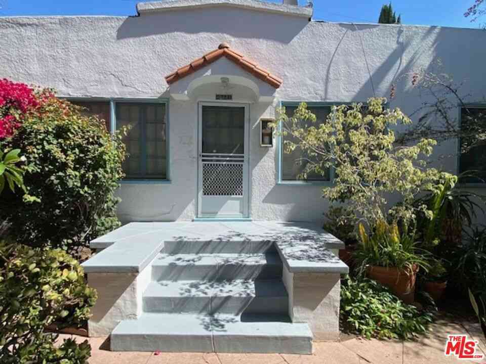Condo For Rent - 1044 N Sweetzer Avenue #1/2<br/> West Hollywood, CA 90069