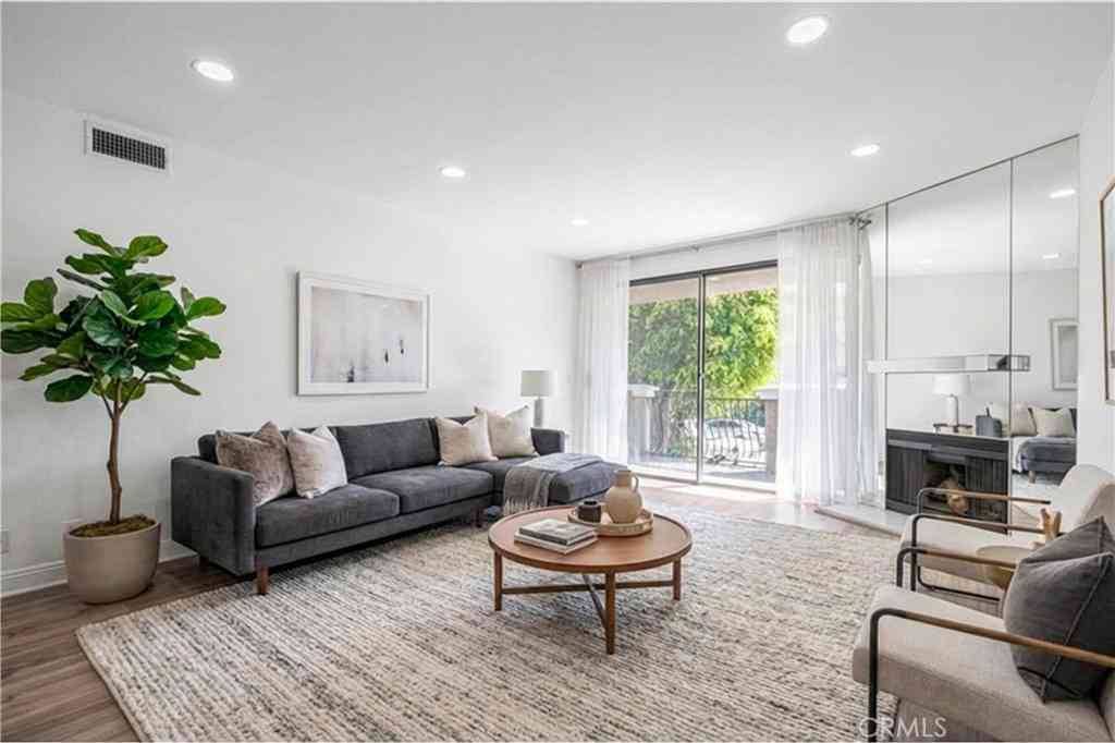 Condo For Sale - 1630 S Bentley Avenue #103<br/> Los Angeles, CA 90025
