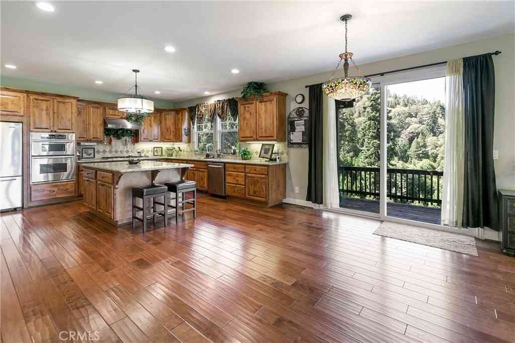 Homes For Sale - 28449 Fresh Spring Lane<br/> Lake Arrowhead, CA 92352