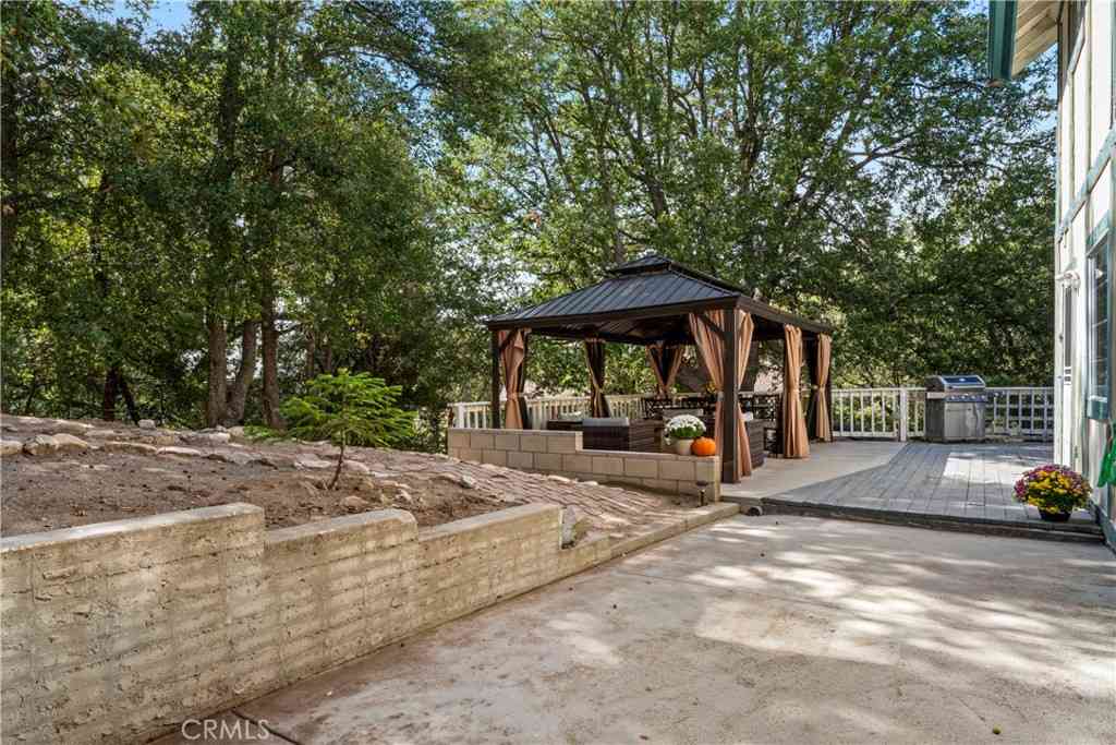 Homes For Sale - 955 Teakwood Drive<br/> Lake Arrowhead, CA 92352