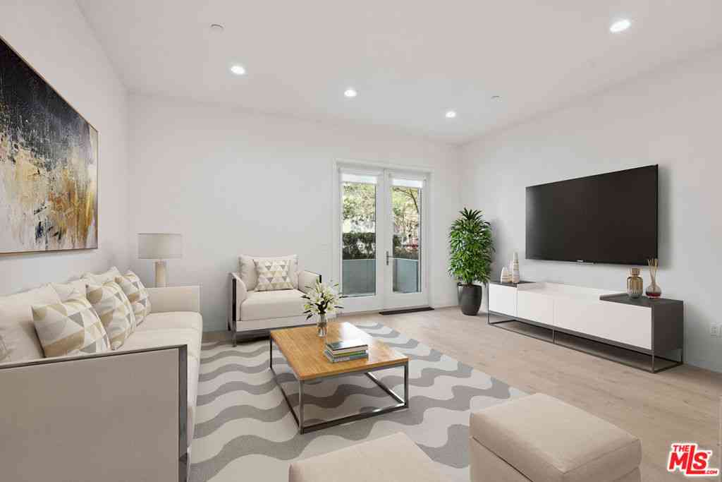 Condo For Sale - 1746 Garfield Place #101<br/> Los Angeles, CA 90028