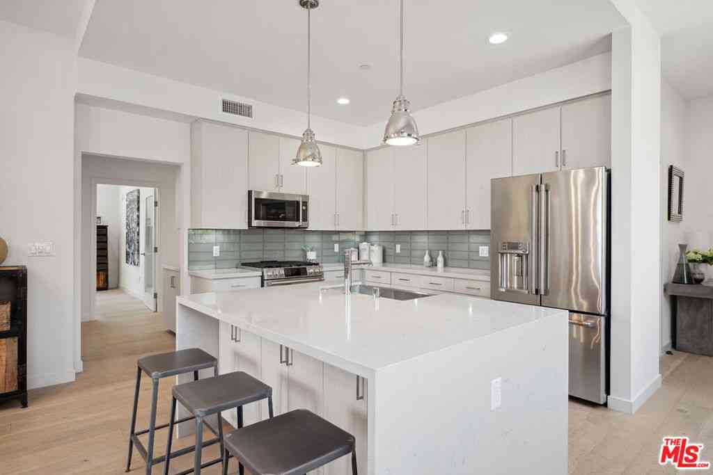 Condo For Sale - 1746 Garfield Place #203<br/> Los Angeles, CA 90028