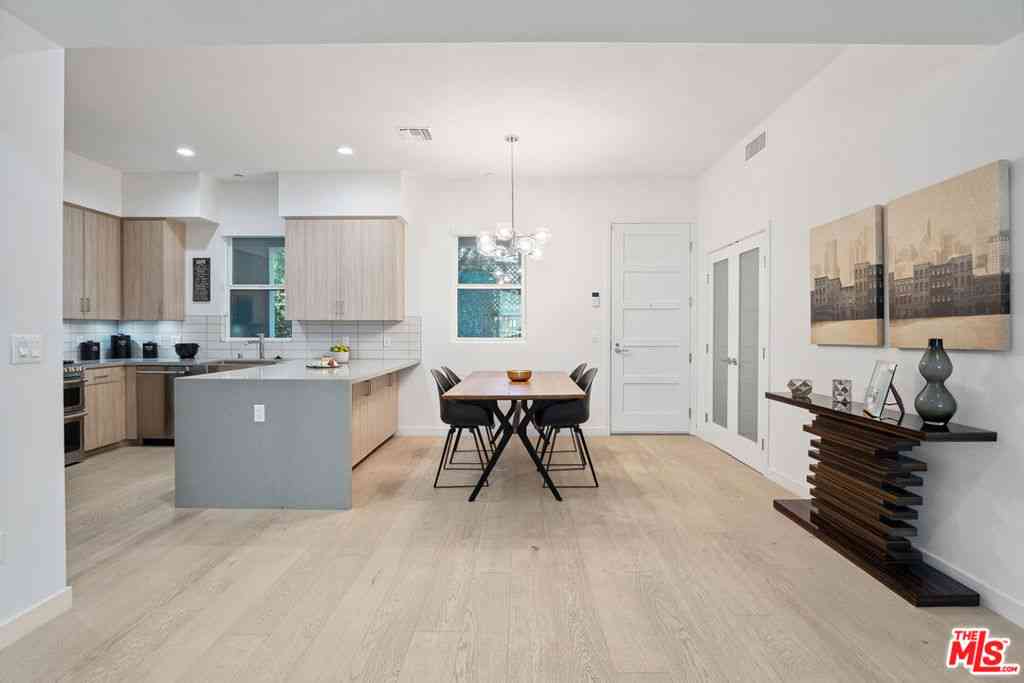 Condo For Sale - 1746 Garfield Place #202<br/> Los Angeles, CA 90028