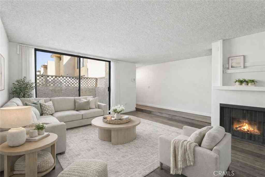 Condo For Sale - 22038 Vanowen St. #215<br/> Woodland Hills, CA 91303