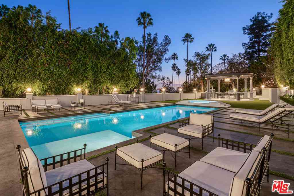 Homes For Sale - 402 Doheny Road<br/> Beverly Hills, CA 90210