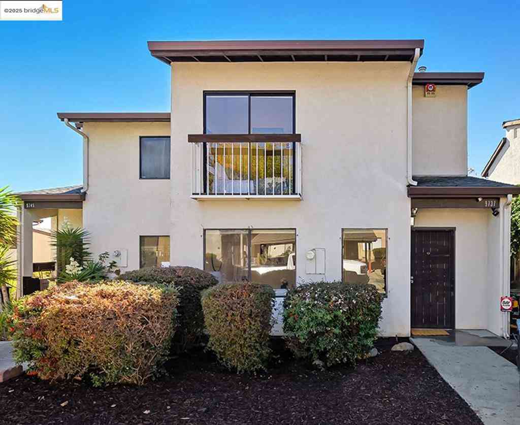 Townhouse For Sale - 9737 Hillgrade Ct<br/> Oakland, CA 94603
