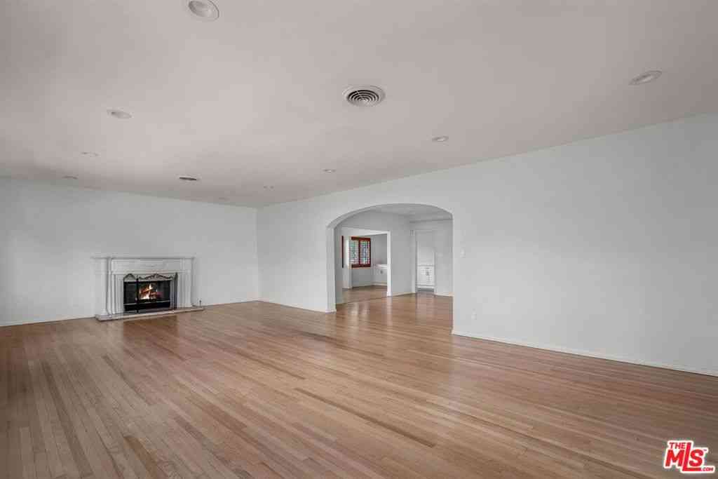 Condo For Rent - 157 S Elm Drive<br/> Beverly Hills, CA 90212