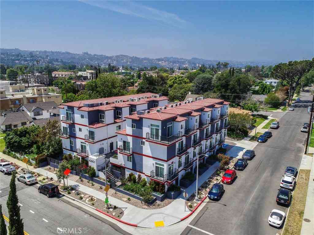 Townhouse For Rent - 4461 Tujunga Avenue #104<br/> Studio City, CA 91602
