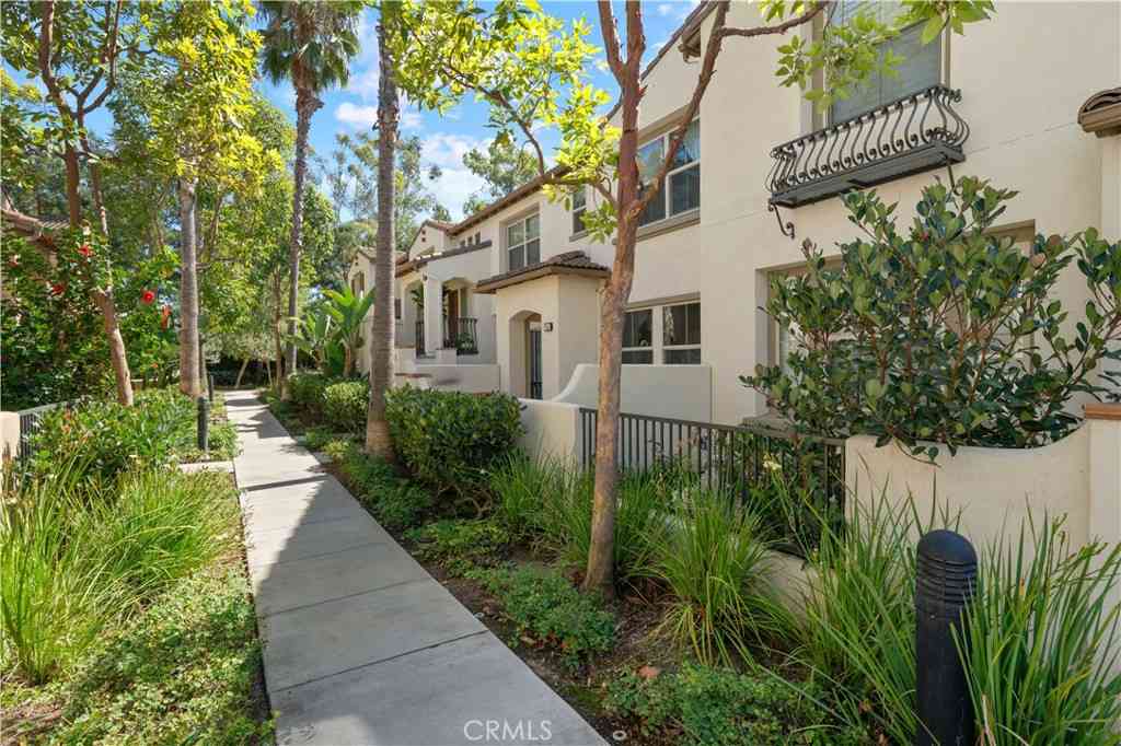 Condo For Sale - 142 Hedge Bloom<br/> Irvine, CA 92618