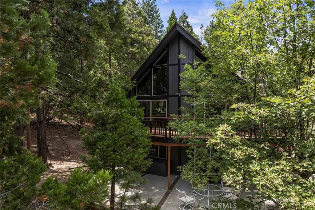 Homes For Sale - 260 El Dorado Drive<br/> Lake Arrowhead, CA 92352