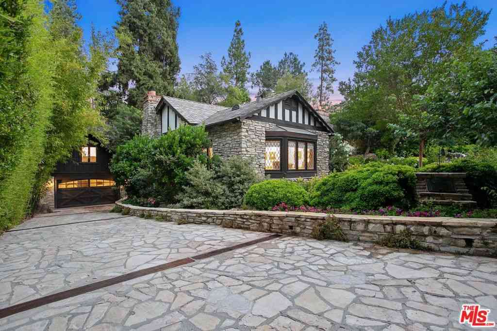 Homes For Rent - 4880 Queen Florence Lane<br/> Woodland Hills, CA 91364