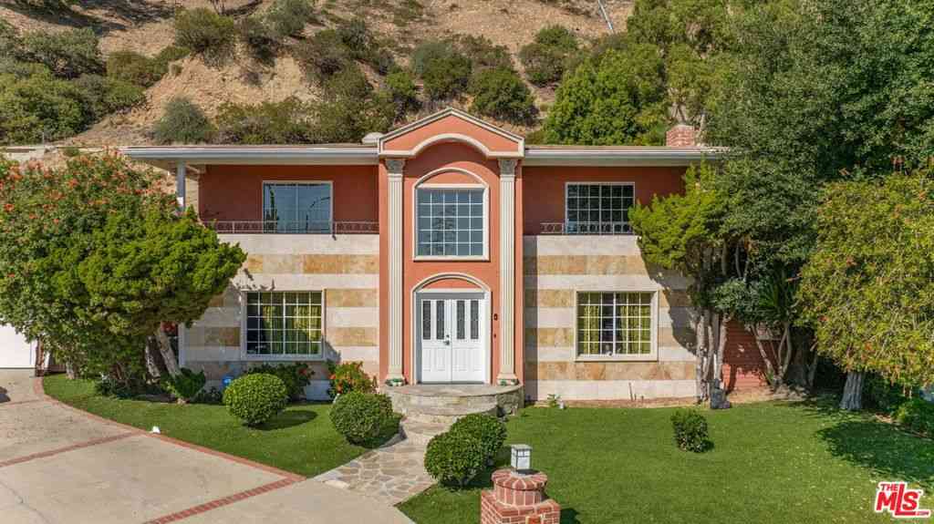 Homes For Sale - 1870 Marcheeta Place<br/> Los Angeles, CA 90069
