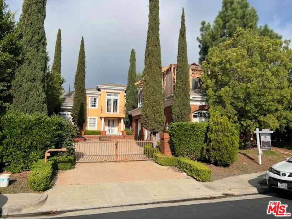 Homes For Sale - 2387 Earls Court<br/> Los Angeles, CA 90077