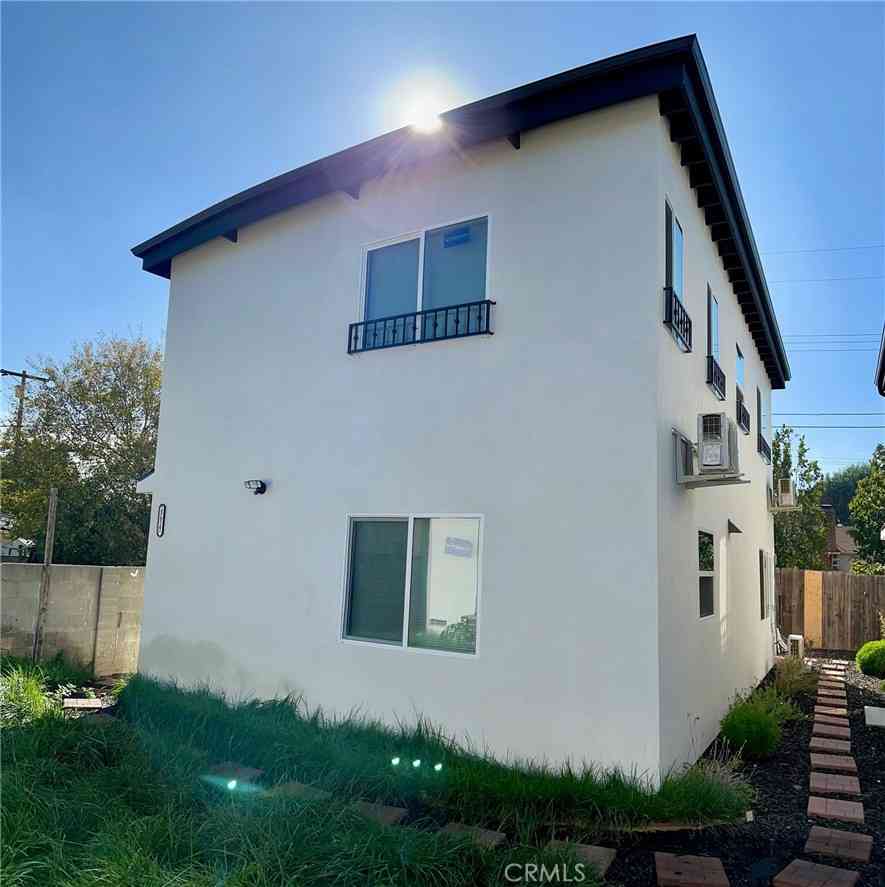 Townhouse For Rent - 18654 1/2 Runnymede St. 1/2<br/> Reseda, CA 91335