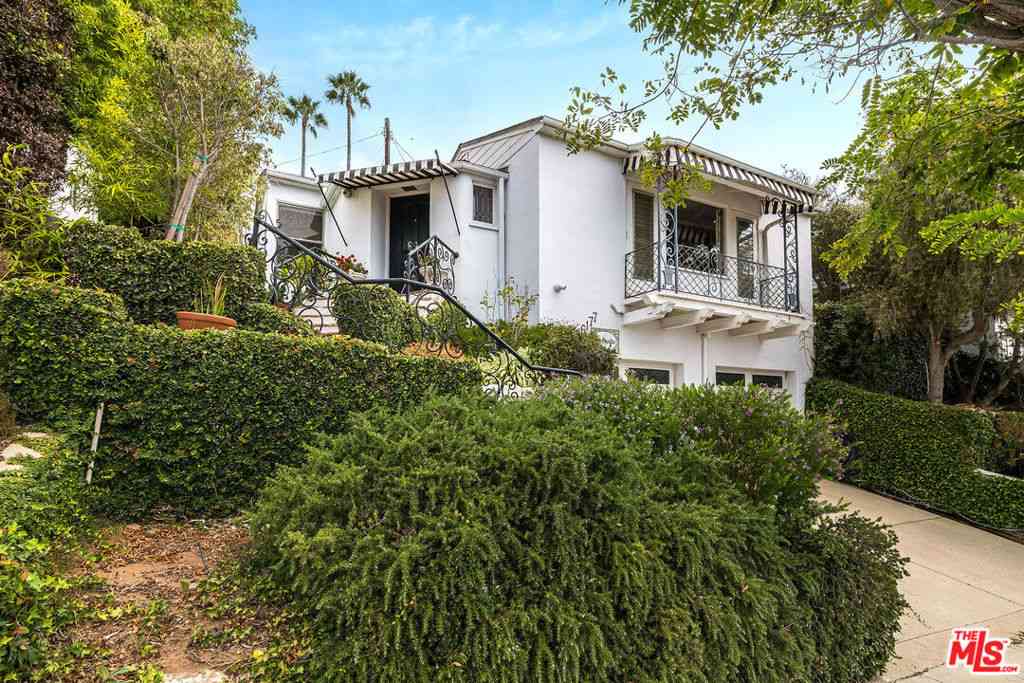 Homes For Sale - 16177 Alcima Avenue<br/> Pacific Palisades, CA 90272