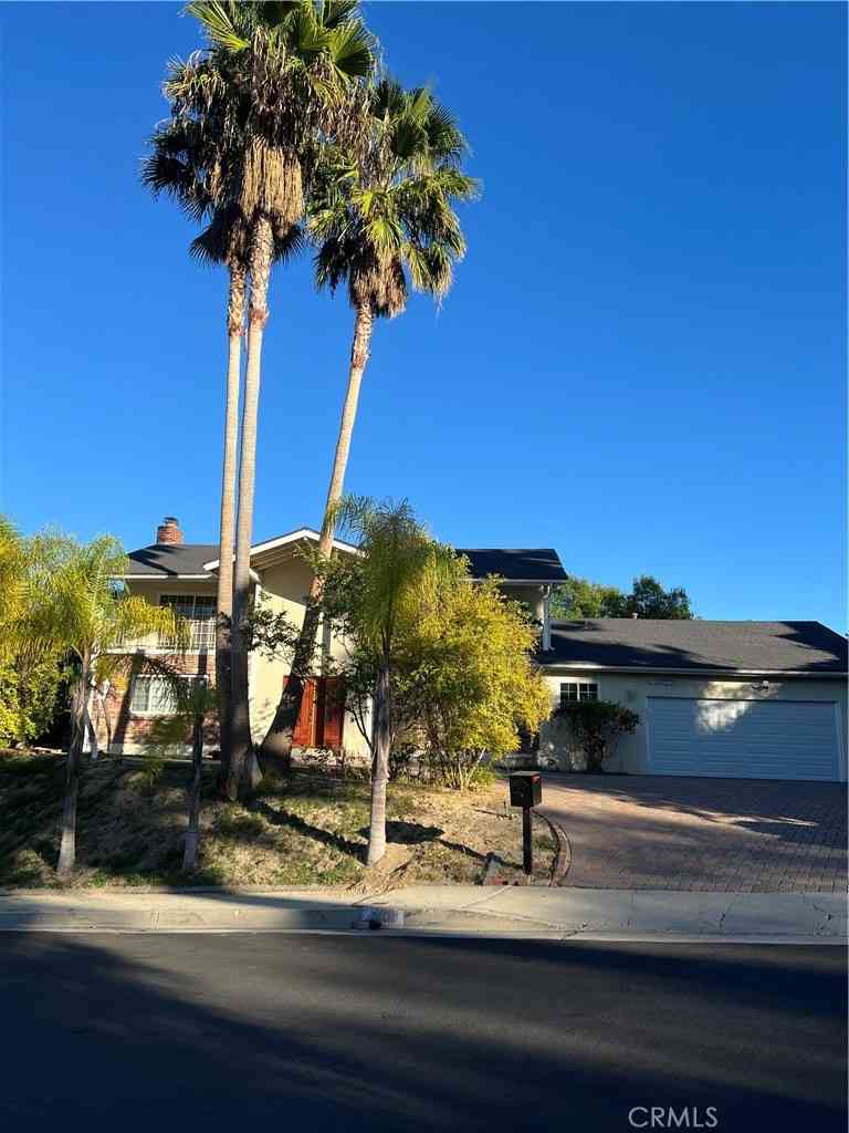 Homes For Sale - 4834 Adele Court<br/> Woodland Hills, CA 91364