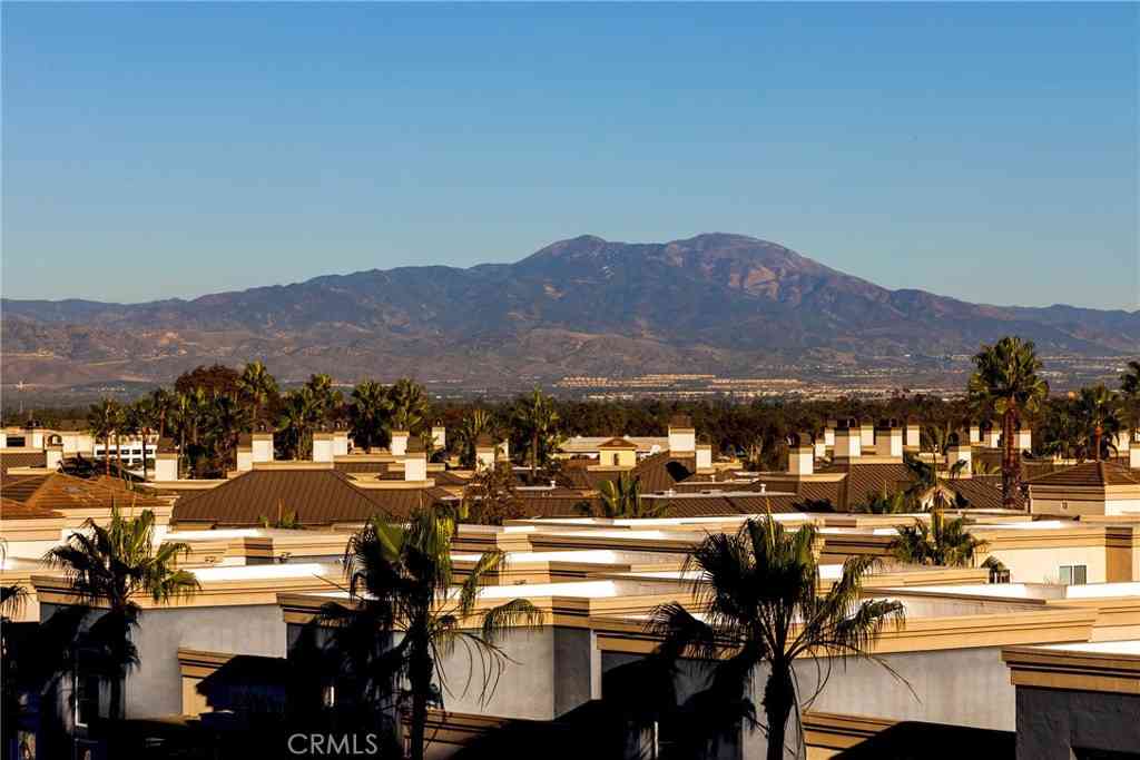 Condo For Sale - 3072 Scholarship<br/> Irvine, CA 92612