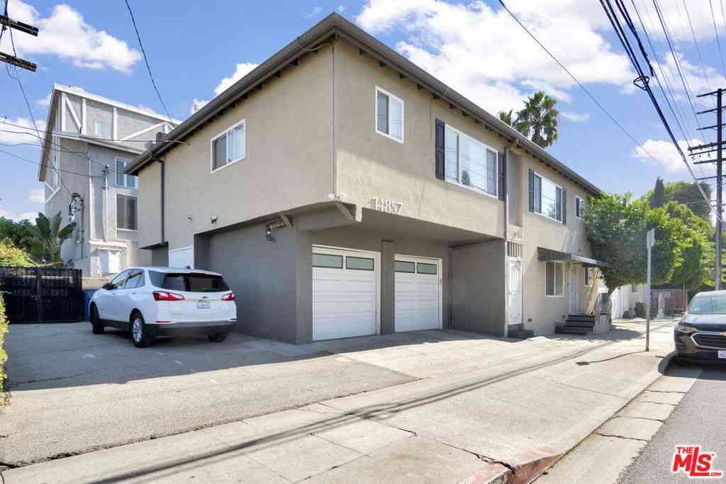 Homes For Sale - 14857 Hartsook Street<br/> Sherman Oaks, CA 91403