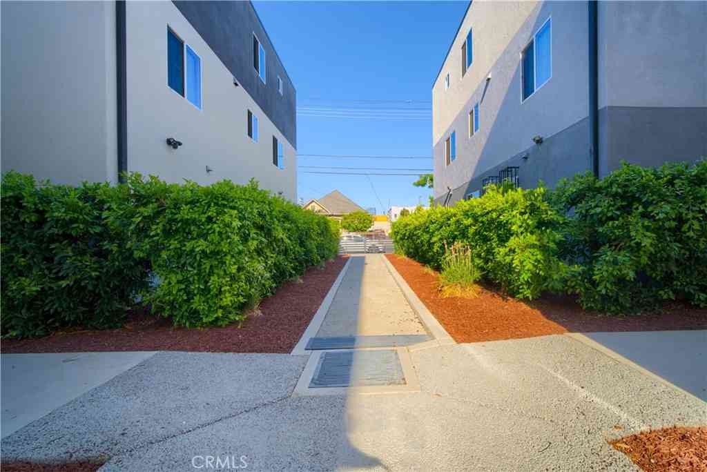 Townhouse For Rent - 1427 S New Hampshire Avenue<br/> Los Angeles, CA 90006