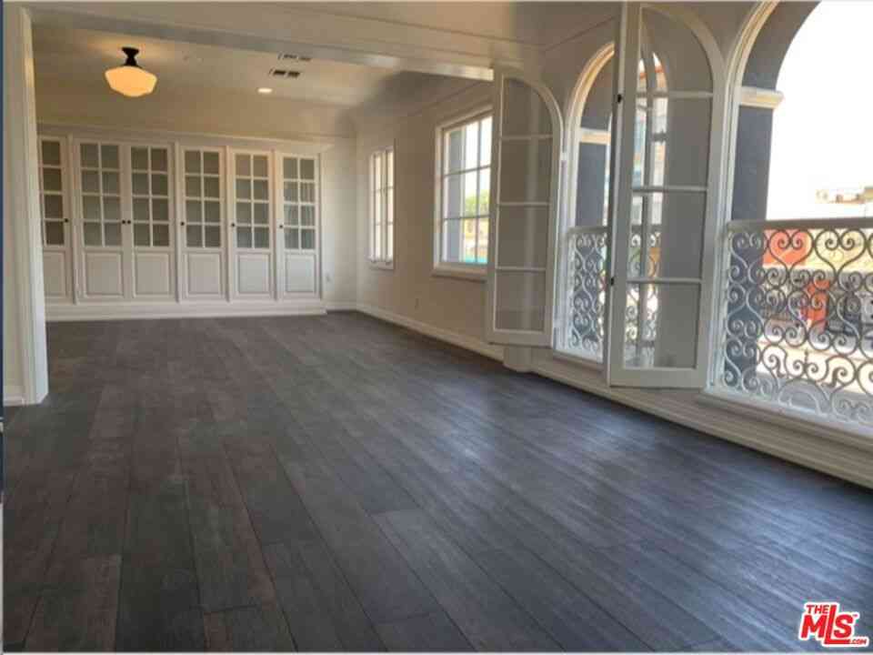 Condo For Rent - 619 S La Brea Avenue #2ND FLOOR<br/> Los Angeles, CA 90036