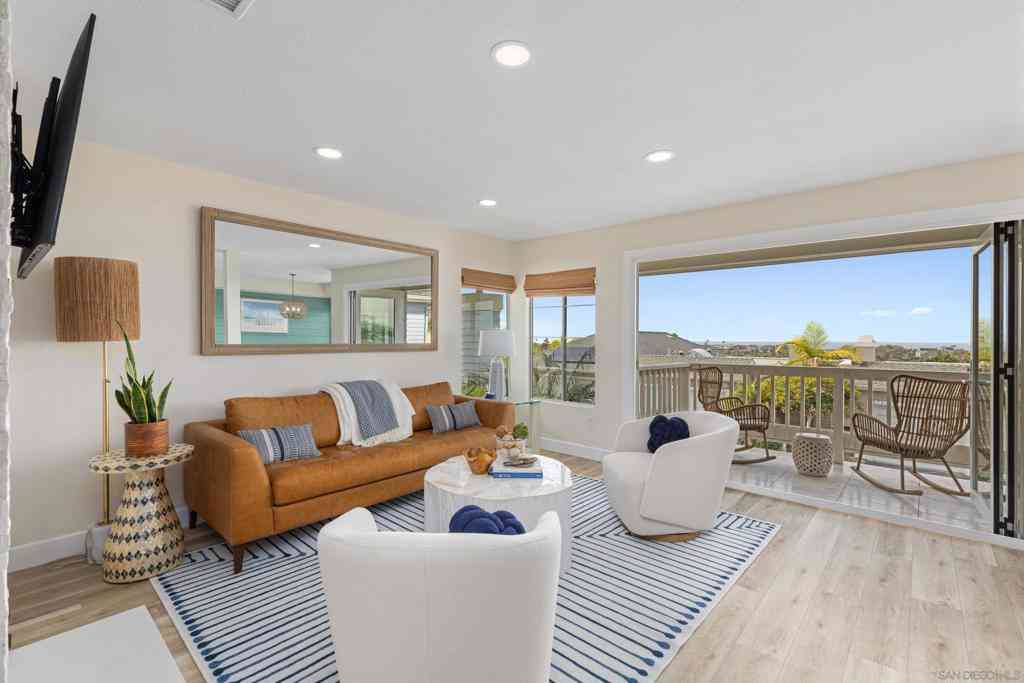 Townhouse For Rent - 579 Hygeia #UNIT A<br/> Encinitas, CA 92024