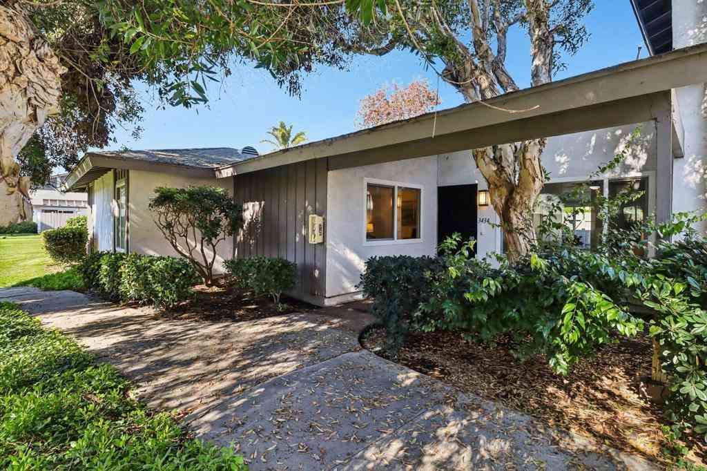 Homes For Sale - 3434 Seabreeze Walk<br/> Oceanside, CA 92056