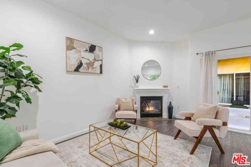 Condo For Sale - 5521 Kester Avenue #7<br/> Sherman Oaks, CA 91411