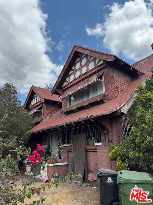 Homes For Sale - 2756 Raymond Avenue<br/> Los Angeles, CA 90007