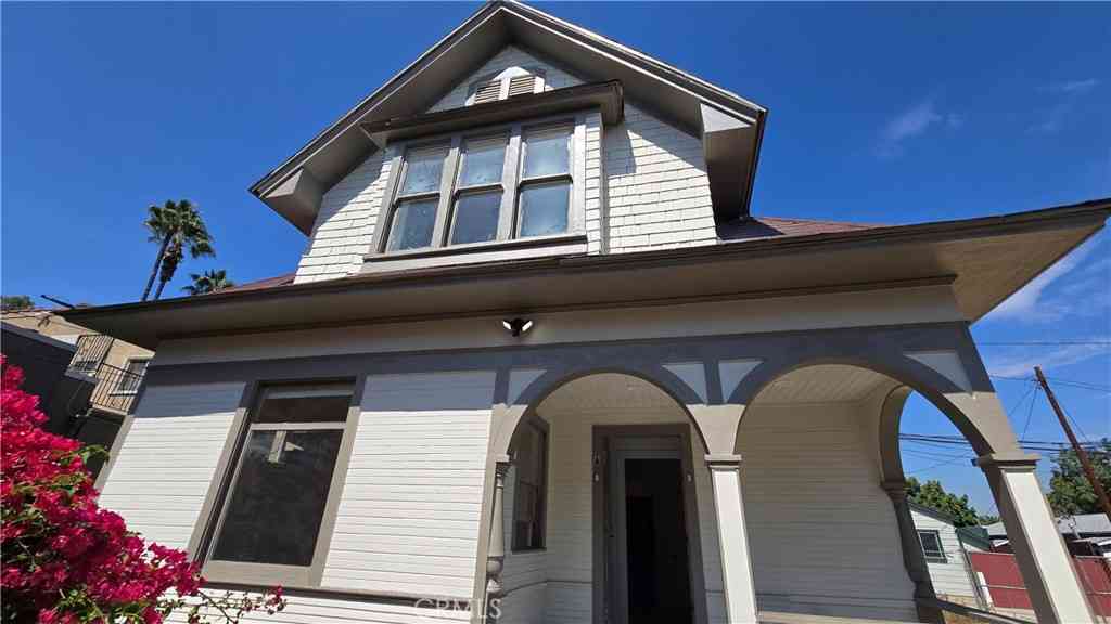 Condo For Rent - 975 N Park #B<br/> Long Beach, CA 90813