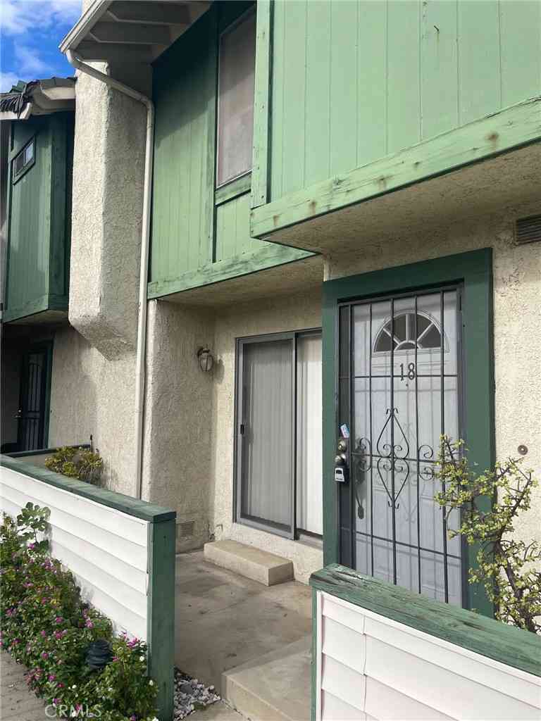 Townhouse For Sale - 9740 Sepulveda Boulevard #18<br/> North Hills, CA 91343