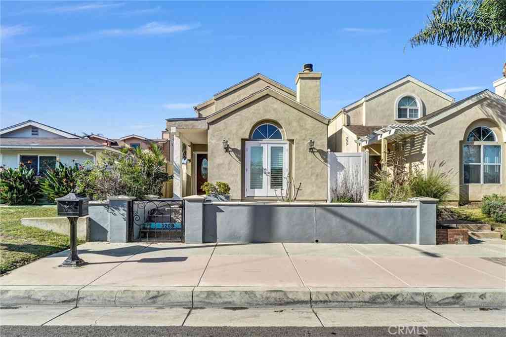 Homes For Sale - 1209 Huntington Street<br/> Huntington Beach, CA 92648