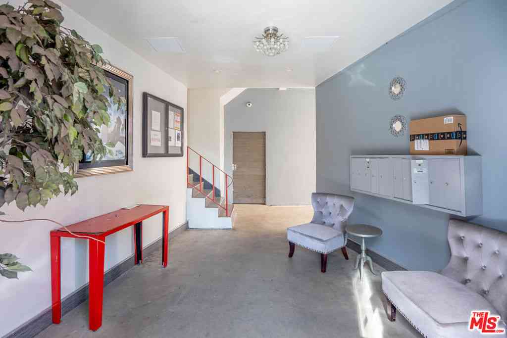 Condo For Rent - 5831 Carlton Way #8<br/> Los Angeles, CA 90028