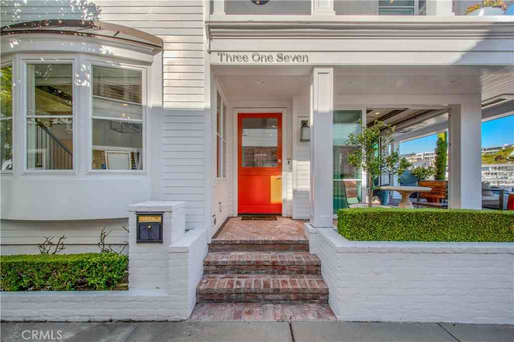 Homes For Rent - 317 E Bay Front<br/> Newport Beach, CA 92662