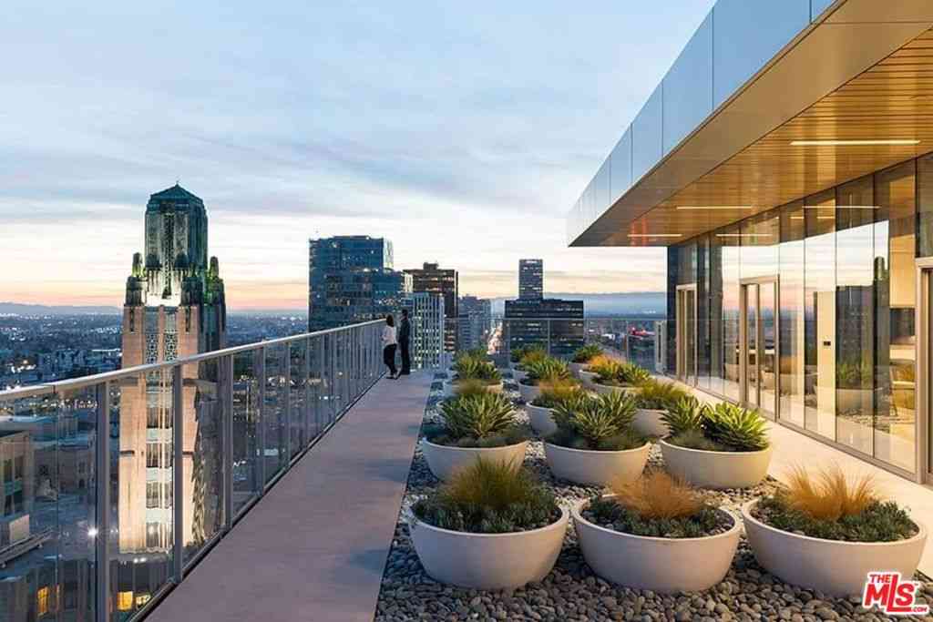 Condo For Rent - 3033 Wilshire Boulevard #1707<br/> Los Angeles, CA 90010