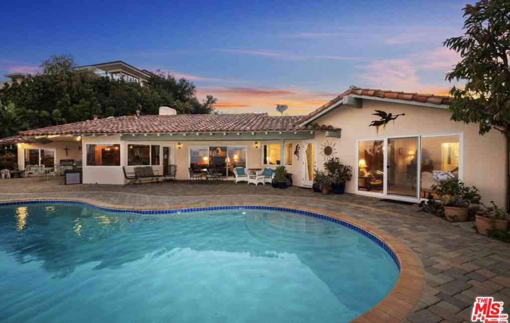 Homes For Rent - 10723 Stradella Court<br/> Los Angeles, CA 90077