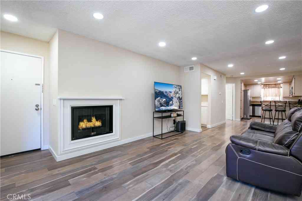 Condo For Sale - 26922 Flo<br/> Canyon Country, CA 91351