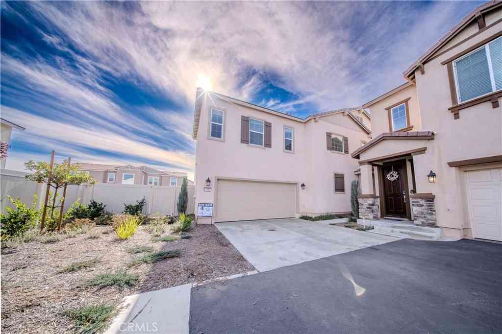 Townhouse For Rent - 558 Pablo Rd<br/> Lake Elsinore, CA 92530