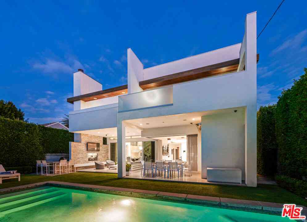 Homes For Sale - 633 N Laurel Avenue<br/> Los Angeles, CA 90048