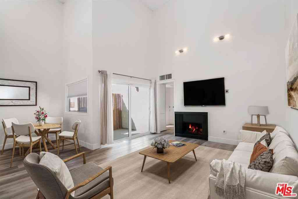 Condo For Rent - 1339 N Columbus Avenue #304<br/> Glendale, CA 91202