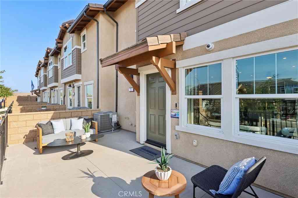 Townhouse For Sale - 15535 April Dawn Way #1<br/> Fontana, CA 92336