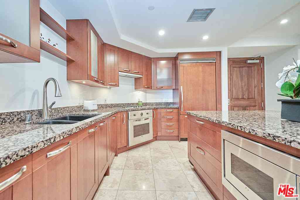 Condo For Sale - 5072 Scholarship #505D<br/> Irvine, CA 92612